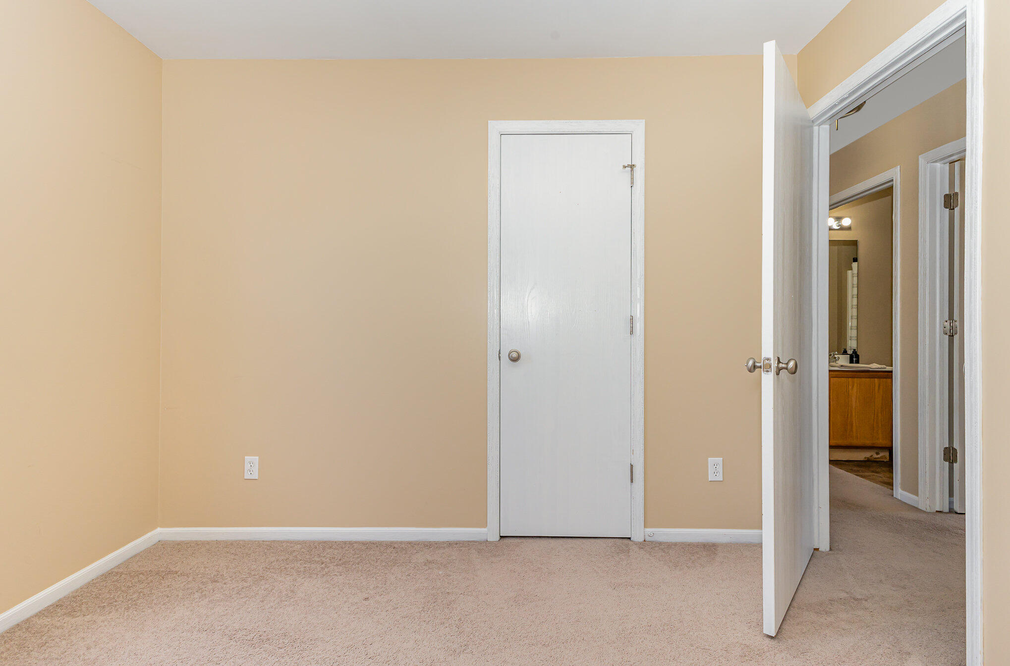 370 South Boo Road Burns Harbor, IN 46304 - Photo 14 of 22 an empty room with closet
