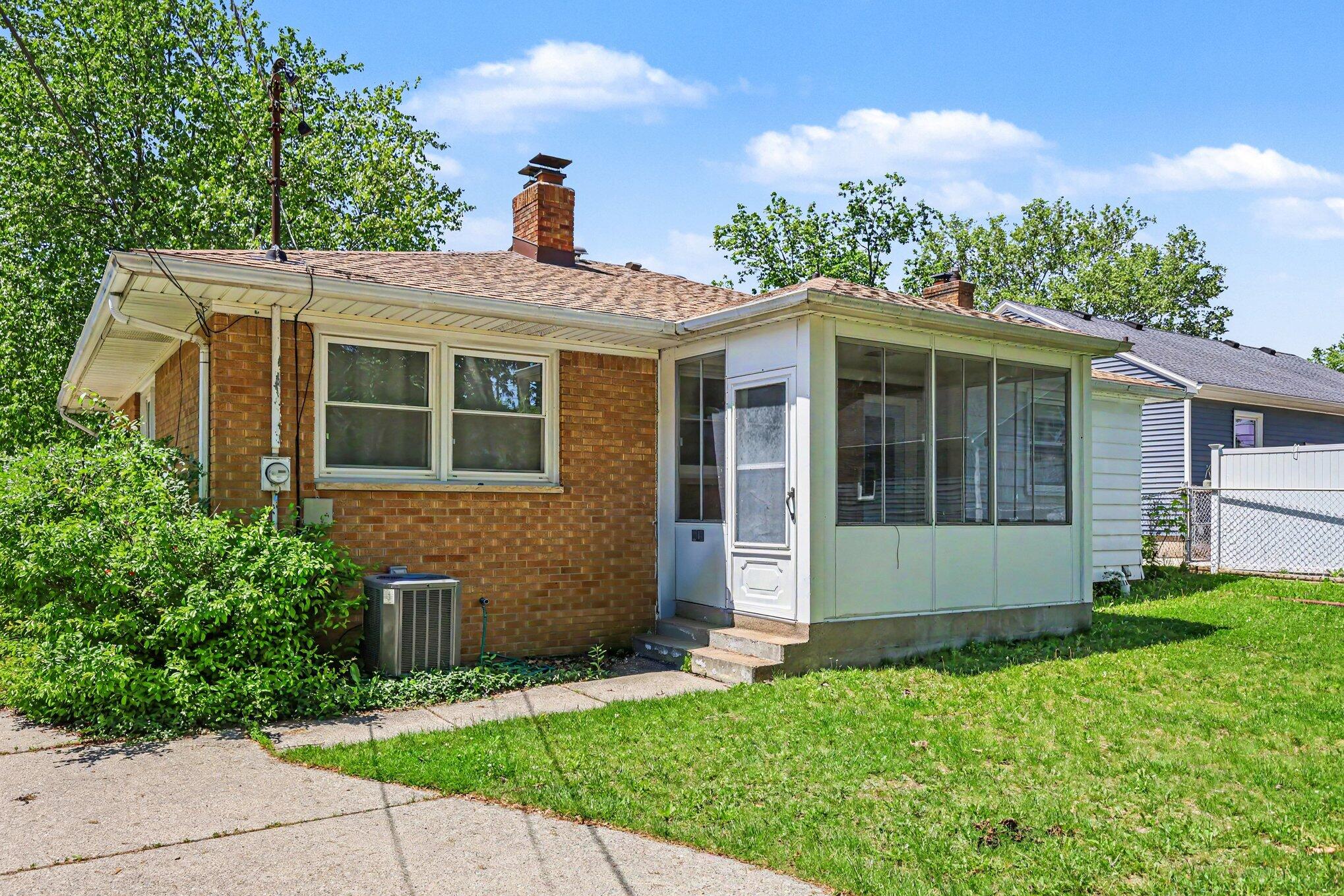 2117 Edwin Place Lansing, MI 48911 - Photo 4 of 37 025_file_2556