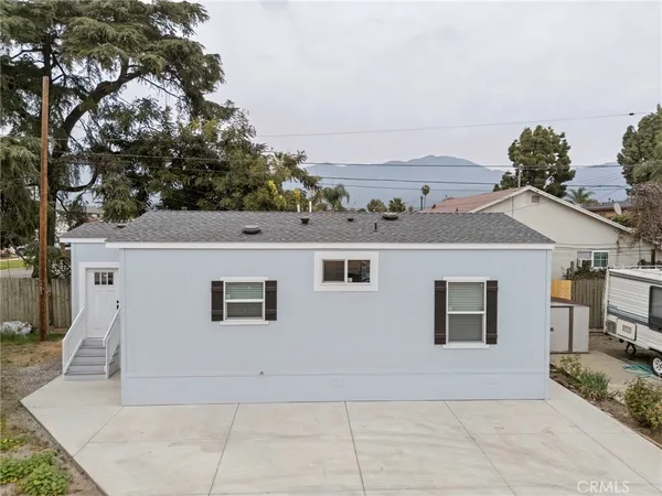 a view of a house with a backyard