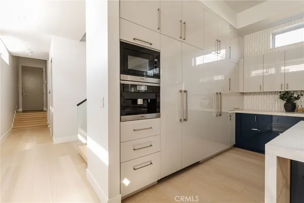 $3,500,000 | 664 Rosecrans Avenue, Manhattan Beach, CA 90266