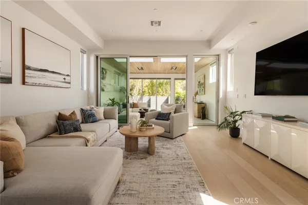 $3,500,000 | 664 Rosecrans Avenue, Manhattan Beach, CA 90266