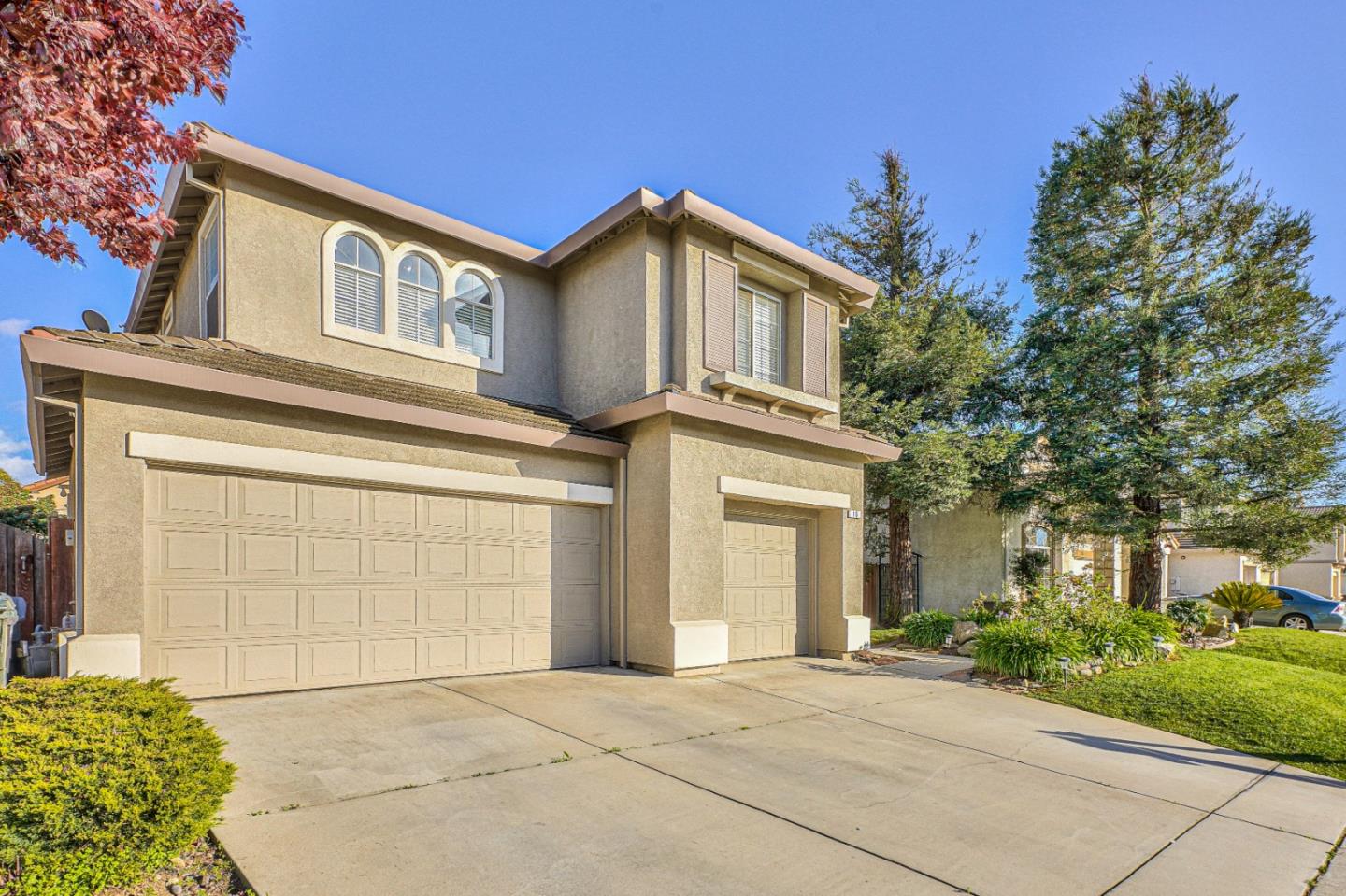 10 Whitman Circle Salinas, CA 93906 - Photo 2 of 33 a view of a house with a yard and garage