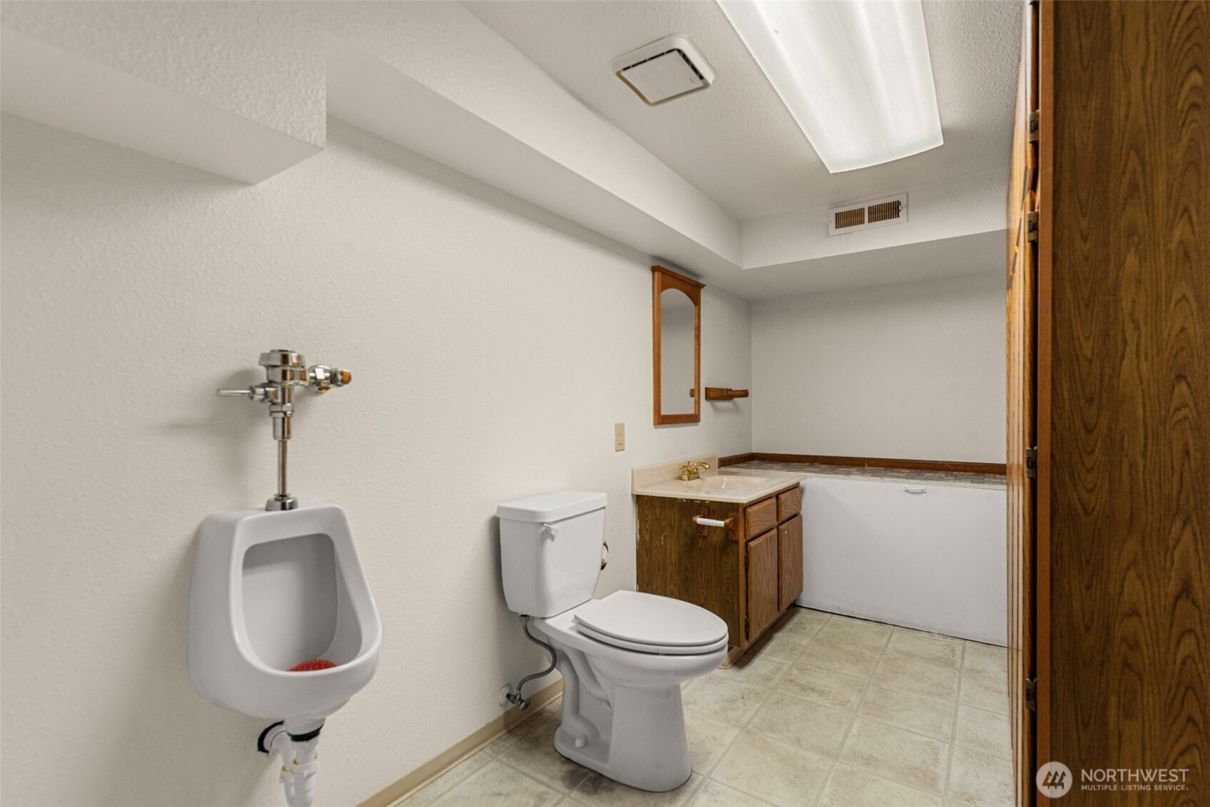 710 North Miller Street Wenatchee, WA 98801 - Photo 27 of 33 a bathroom with a toilet sink and mirror
