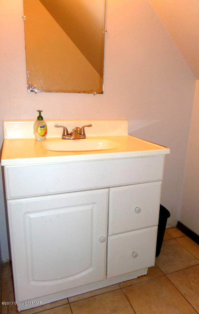 113 Lehman Road Bushkill, PA 18324 - Photo 23 of 23 a bathroom with a bathtub