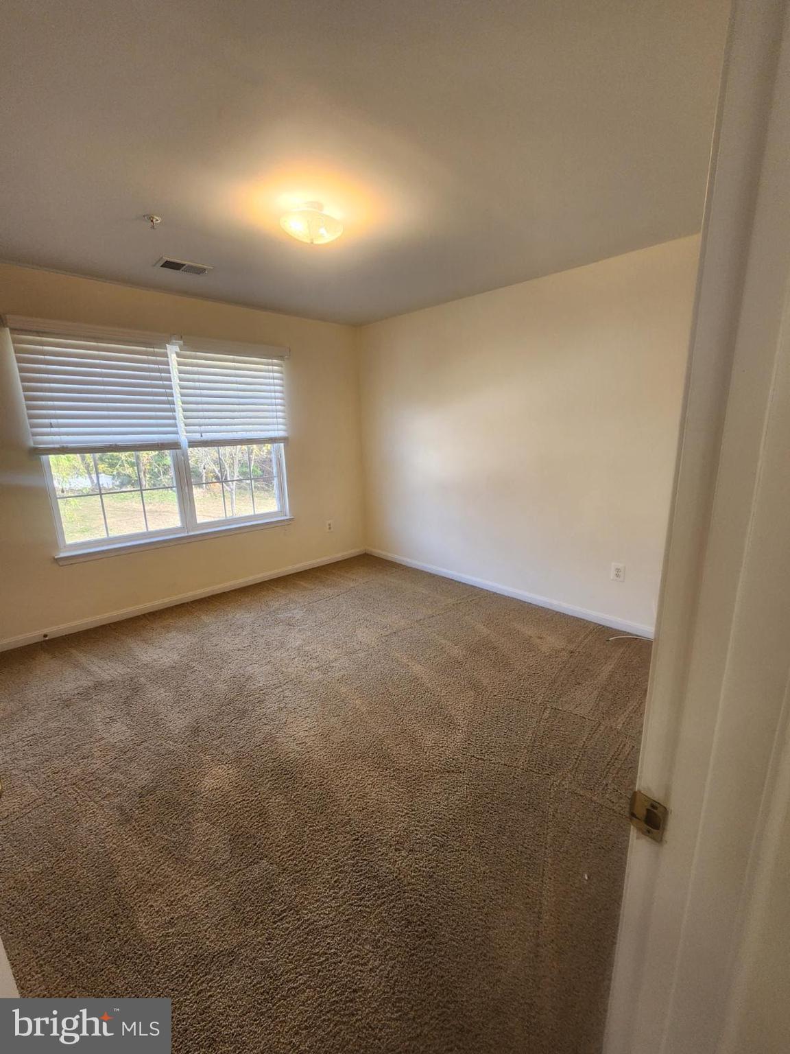 10208 Rolling Green Way Fort Washington, MD 20744 - Photo 13 of 14 an empty room with a windows