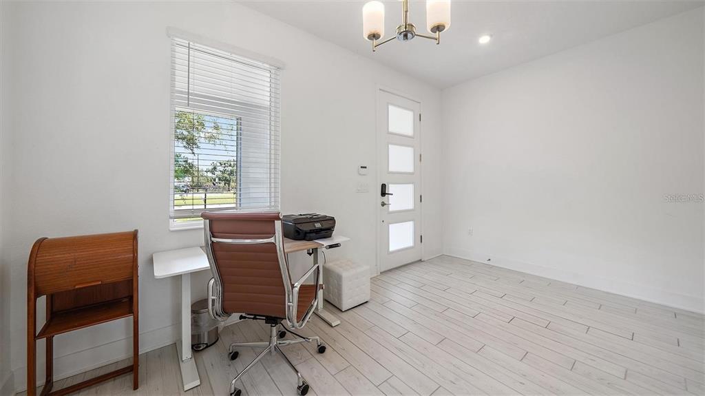2587 Temple Street Sarasota, FL 34239 - Photo 9 of 25