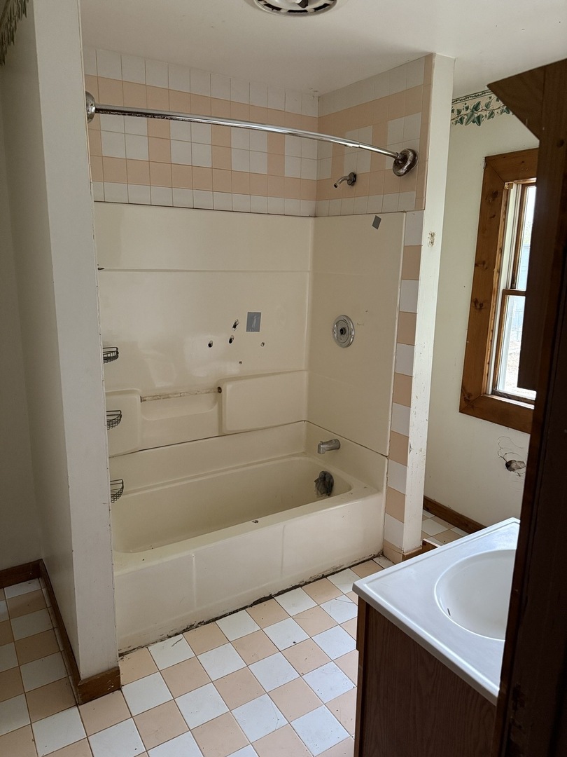 393 North 6th Avenue Kankakee, IL 60901 - Photo 8 of 11 a bathroom with a bathtub and a shower