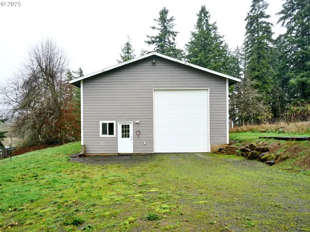 a view of a house with backyard