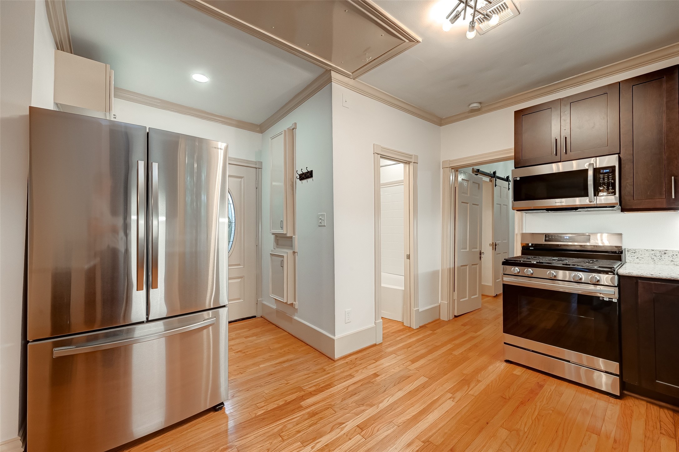2009 State Street Houston, TX 77007 - Photo 10 of 42 Notice 36" double door high efficiency refrigerator with ice maker