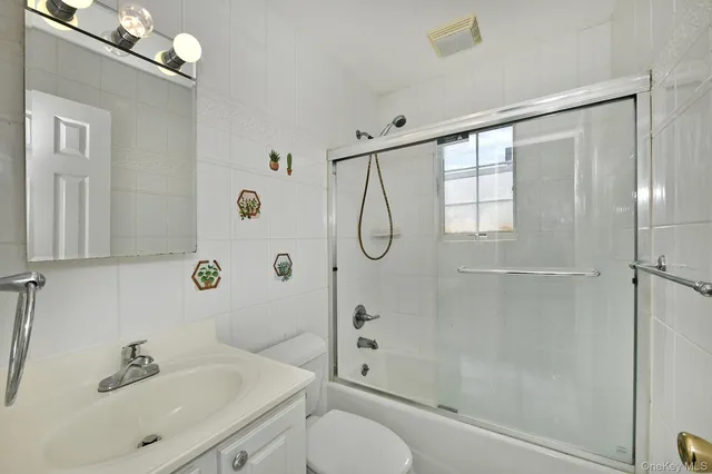 a view of a livingroom with closet