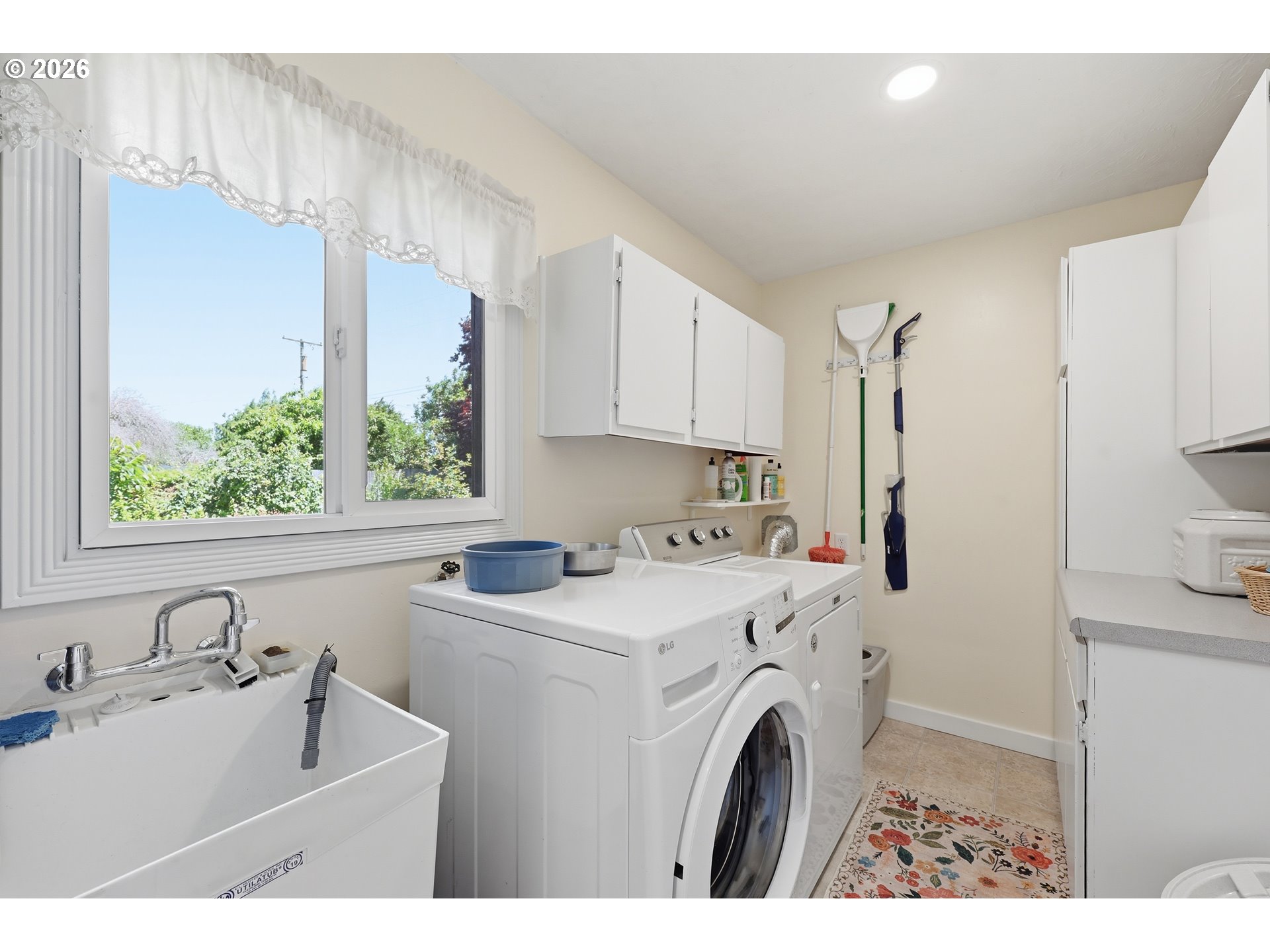 65 Greenvale Drive Springfield, OR 97477 - Photo 20 of 42 a view of kitchen sink and washer dryer