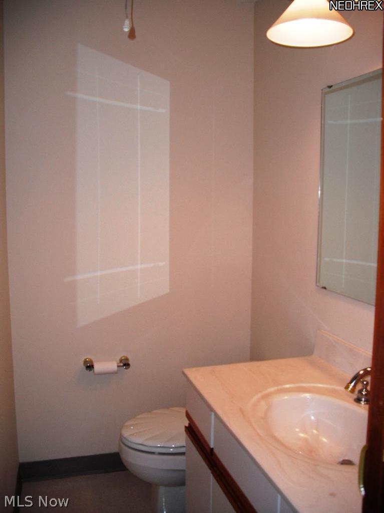6610 Chestnut Road Independence, OH 44131 - Photo 9 of 19 1st Floor Powder Room