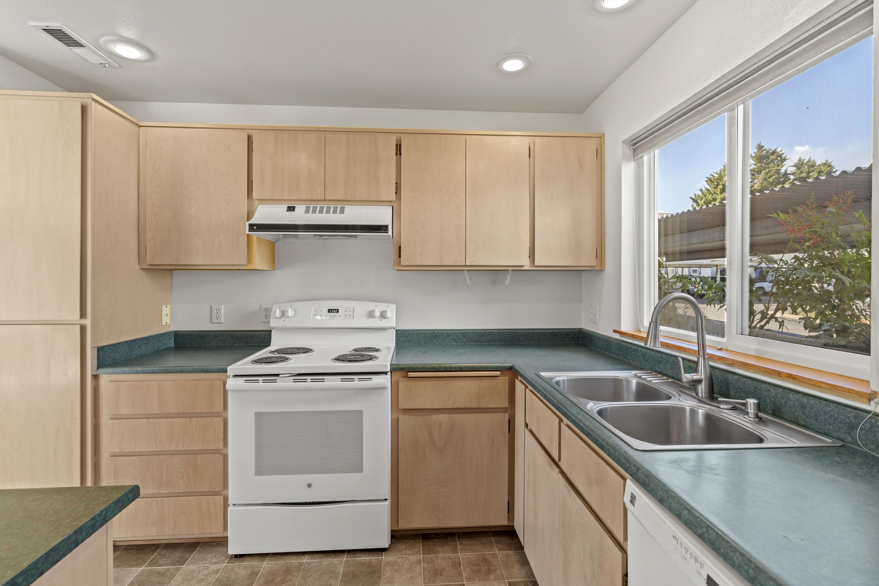 490 Tulipan Way Talent, OR 97540 - Photo 12 of 44 490 tulipan way - 11