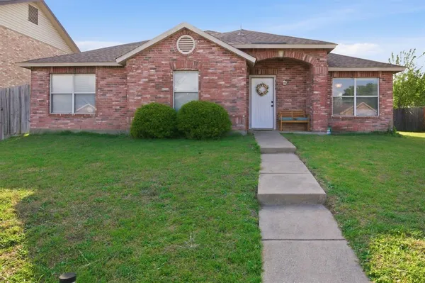 $315,000 | 329 Beechwood Lane, Cedar Hill, TX 75104