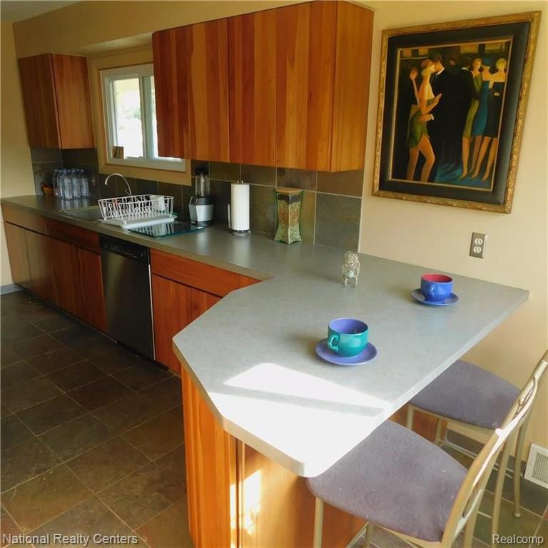 32051 Middlebelt Road Farmington Hills, MI 48334 - Photo 10 of 17
