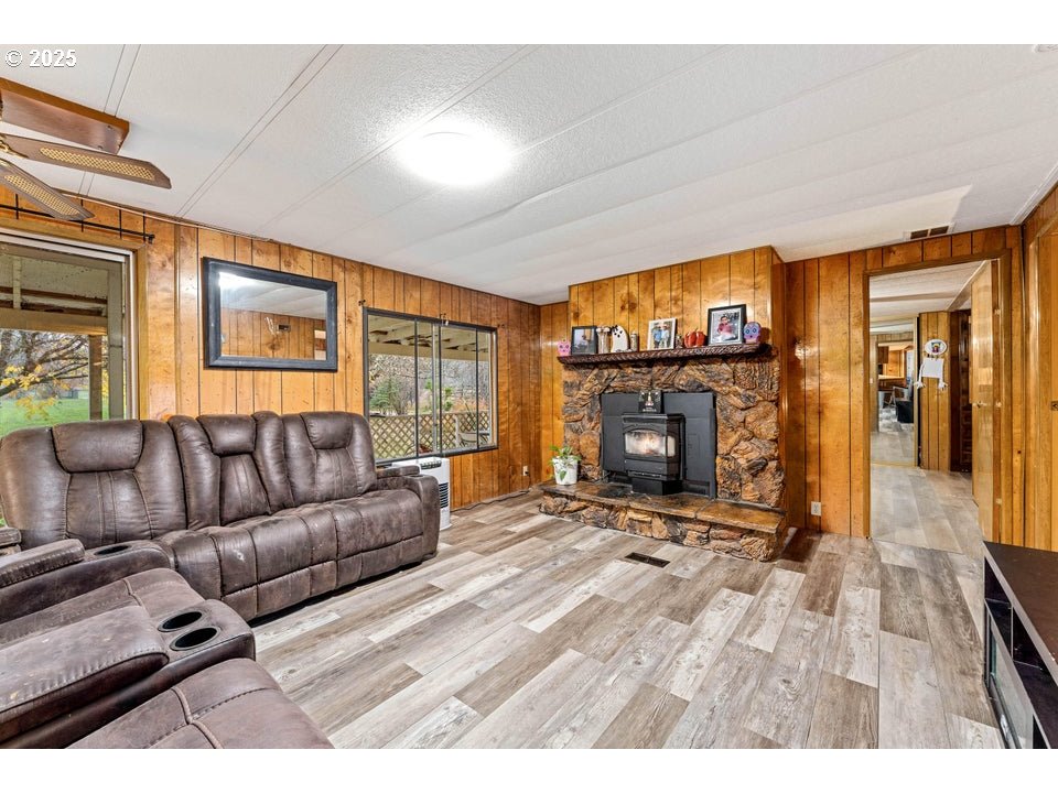 400 Holmstead Road Williams, OR 97544 - Photo 5 of 25