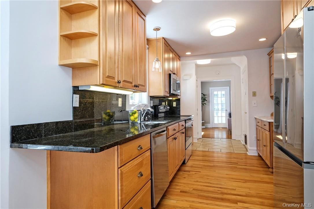 107 Lee Road Scarsdale, NY 10583 - Photo 8 of 31