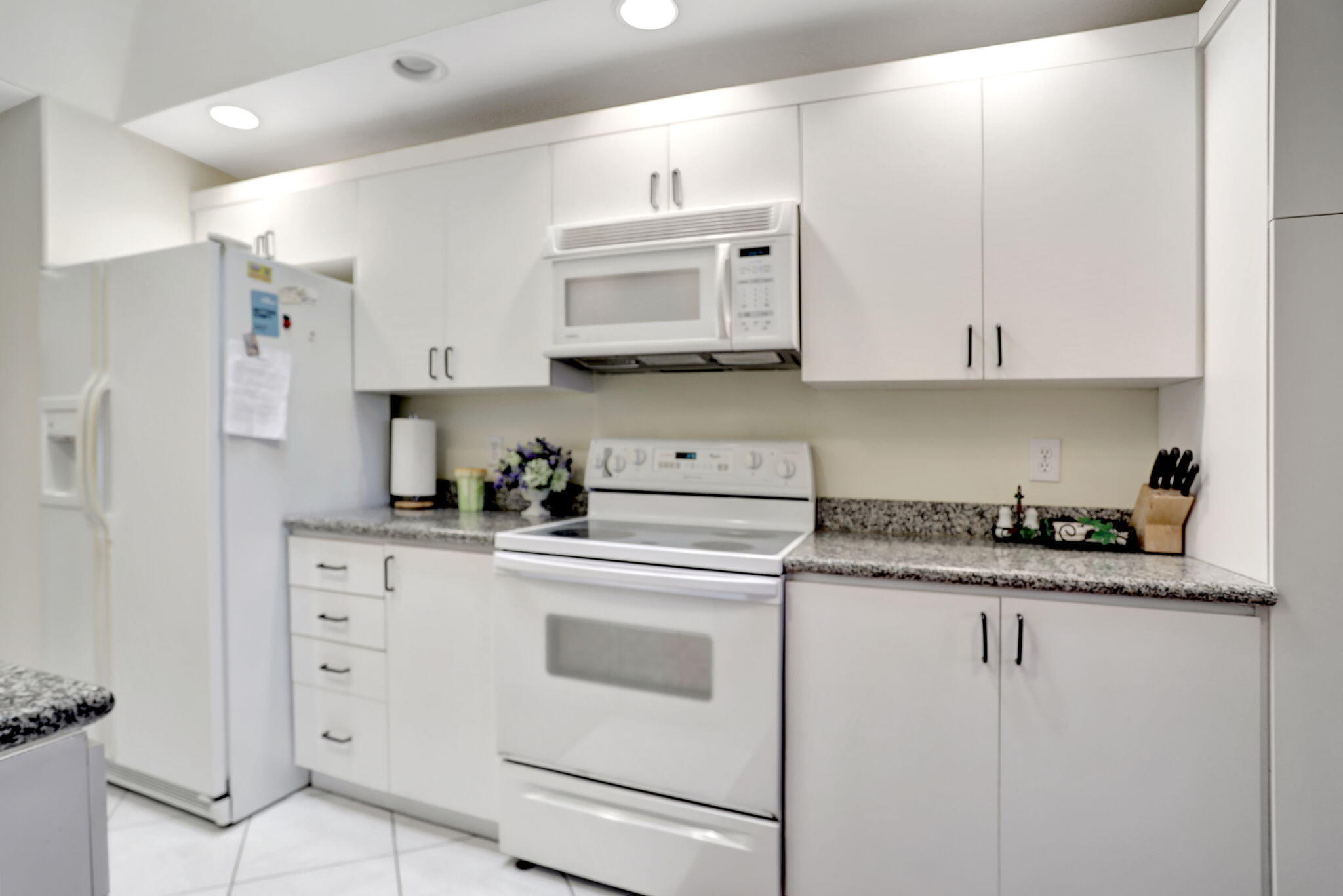 7472 La Paz Boulevard, Unit 302 Boca Raton, FL 33433 - Photo 11 of 36 Kitchen