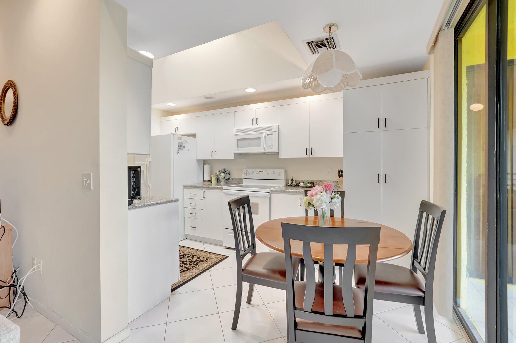7472 La Paz Boulevard, Unit 302 Boca Raton, FL 33433 - Photo 12 of 36 Breakfast area