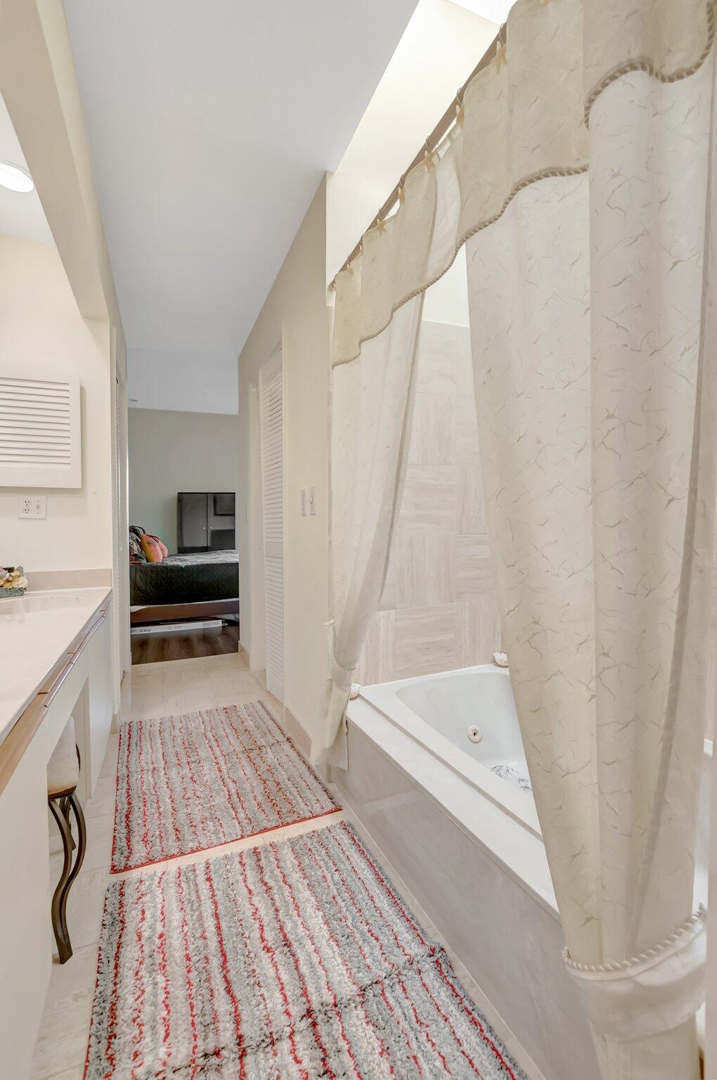 7472 La Paz Boulevard, Unit 302 Boca Raton, FL 33433 - Photo 24 of 36 Master bath tub