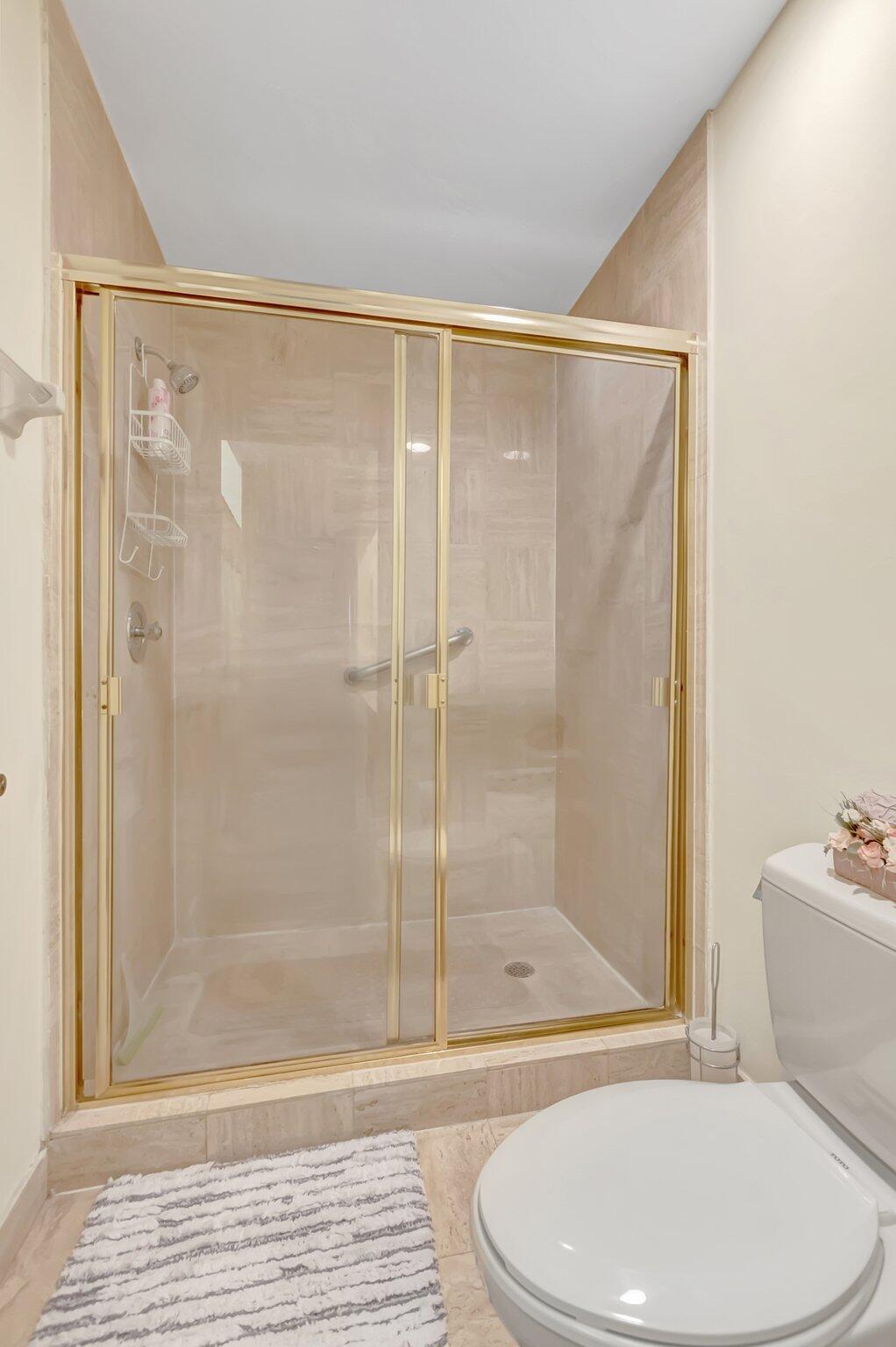 7472 La Paz Boulevard, Unit 302 Boca Raton, FL 33433 - Photo 25 of 36 Master shower