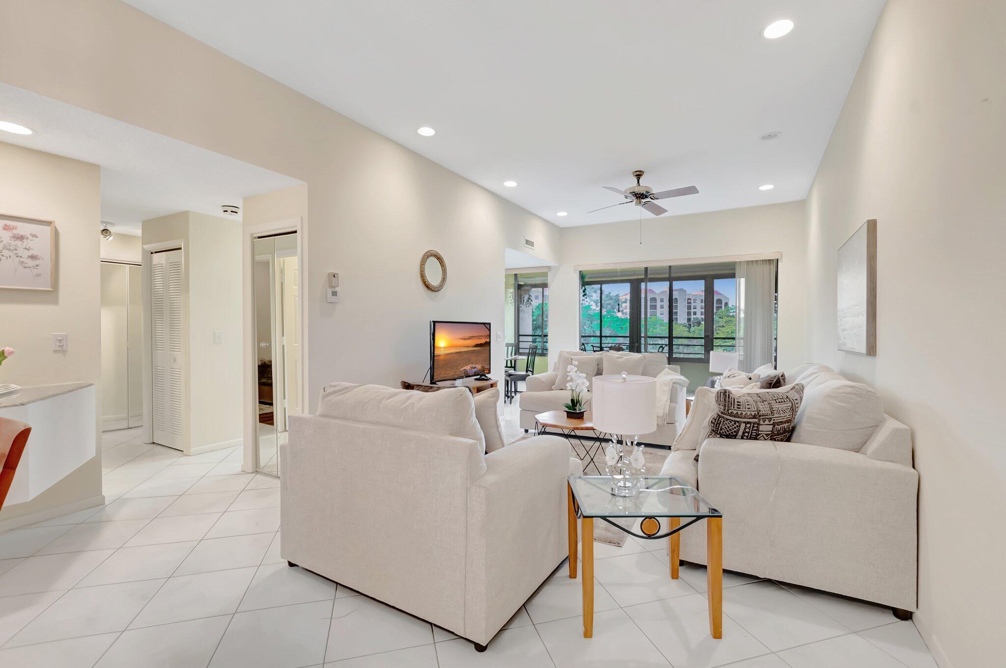 7472 La Paz Boulevard, Unit 302 Boca Raton, FL 33433 - Photo 4 of 36 Living area