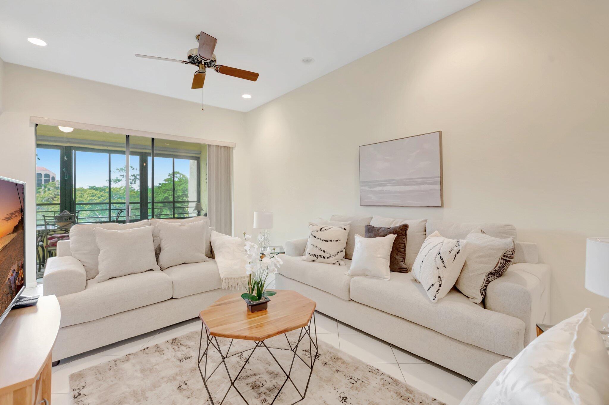 7472 La Paz Boulevard, Unit 302 Boca Raton, FL 33433 - Photo 5 of 36 Living area