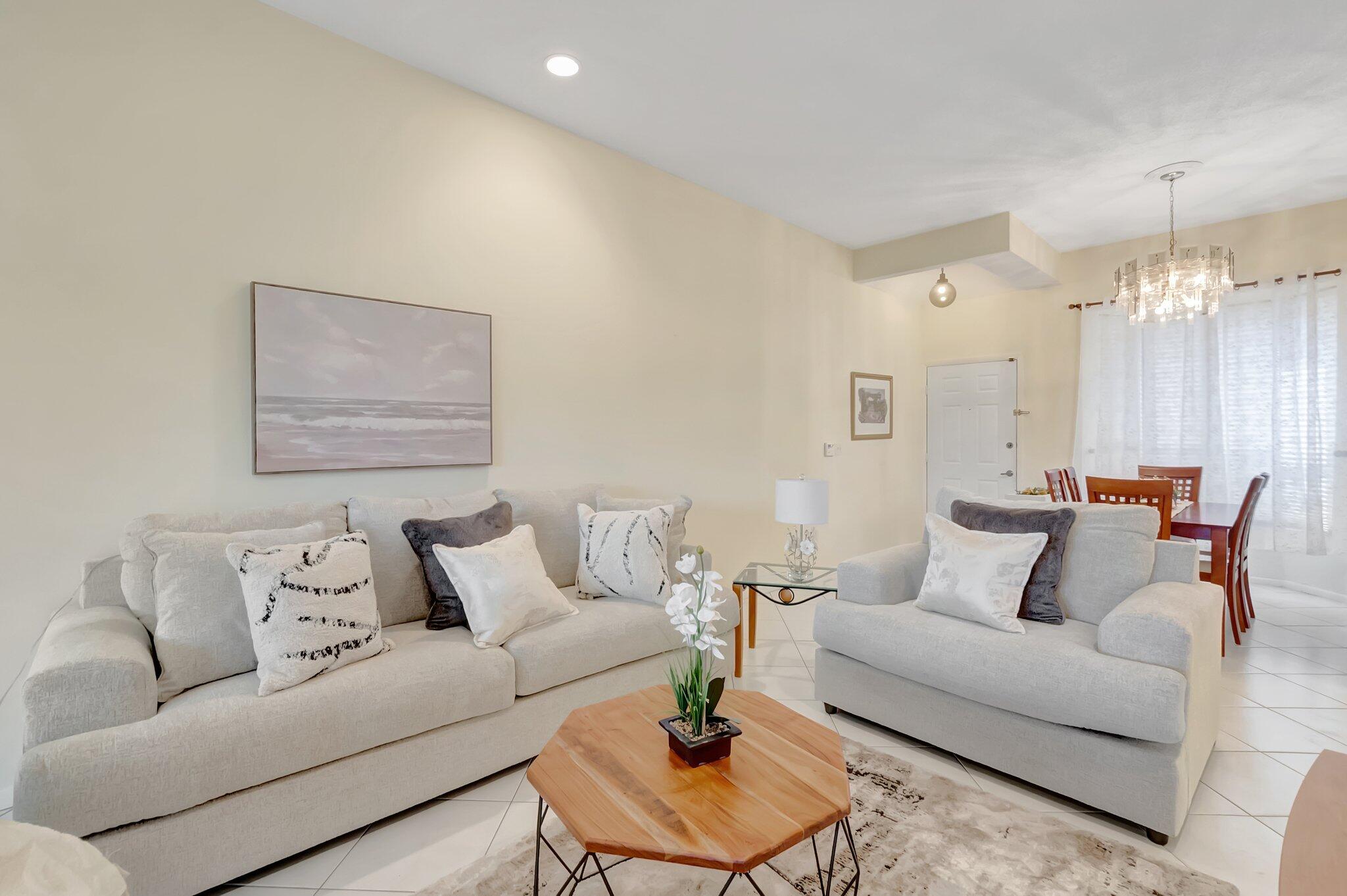 7472 La Paz Boulevard, Unit 302 Boca Raton, FL 33433 - Photo 6 of 36 Living area