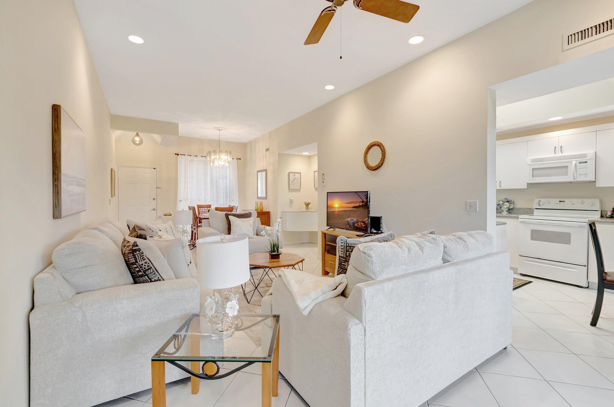 7472 La Paz Boulevard, Unit 302 Boca Raton, FL 33433 - Photo 7 of 36 Living area