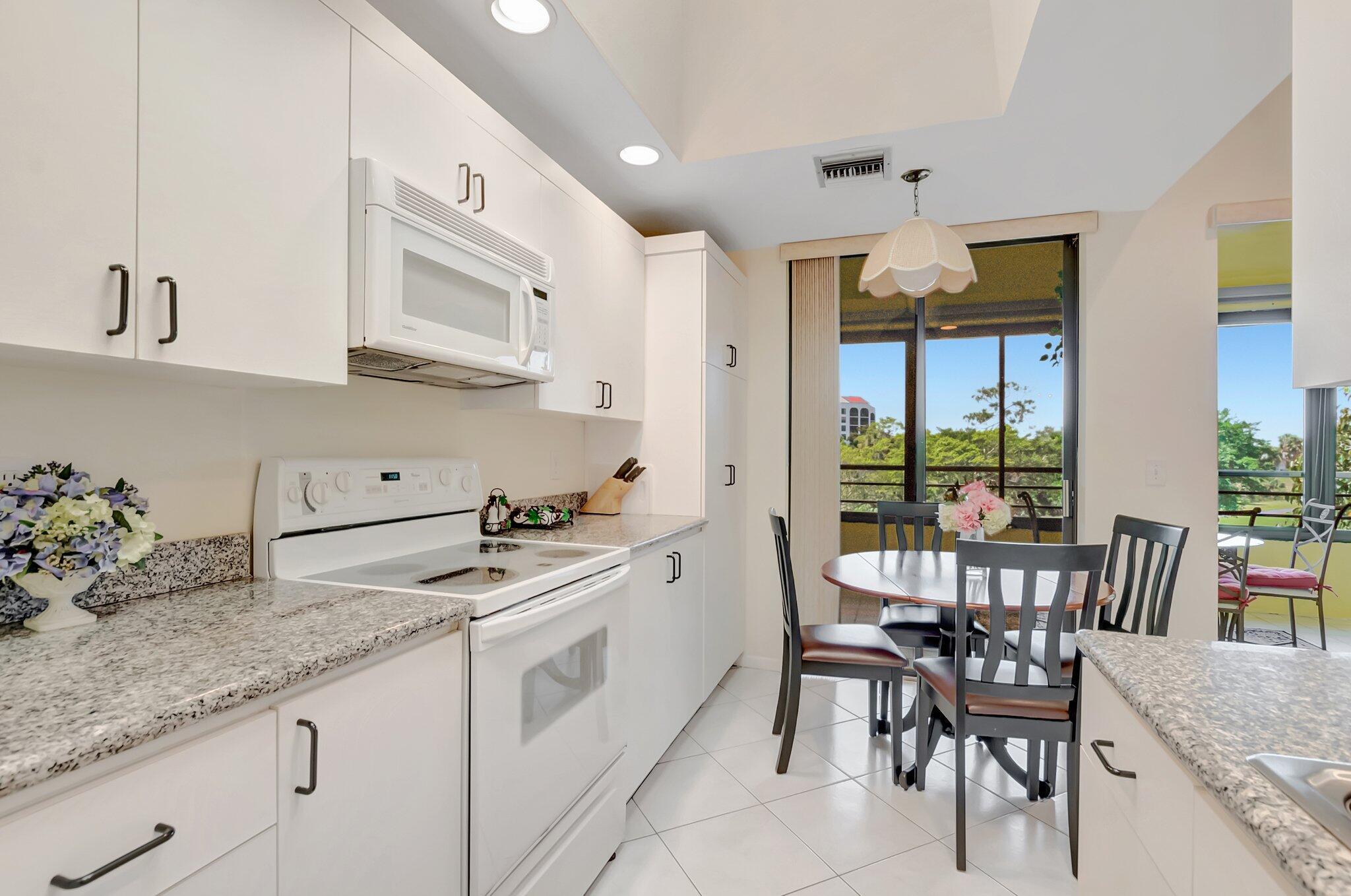 7472 La Paz Boulevard, Unit 302 Boca Raton, FL 33433 - Photo 9 of 36 Kitchen