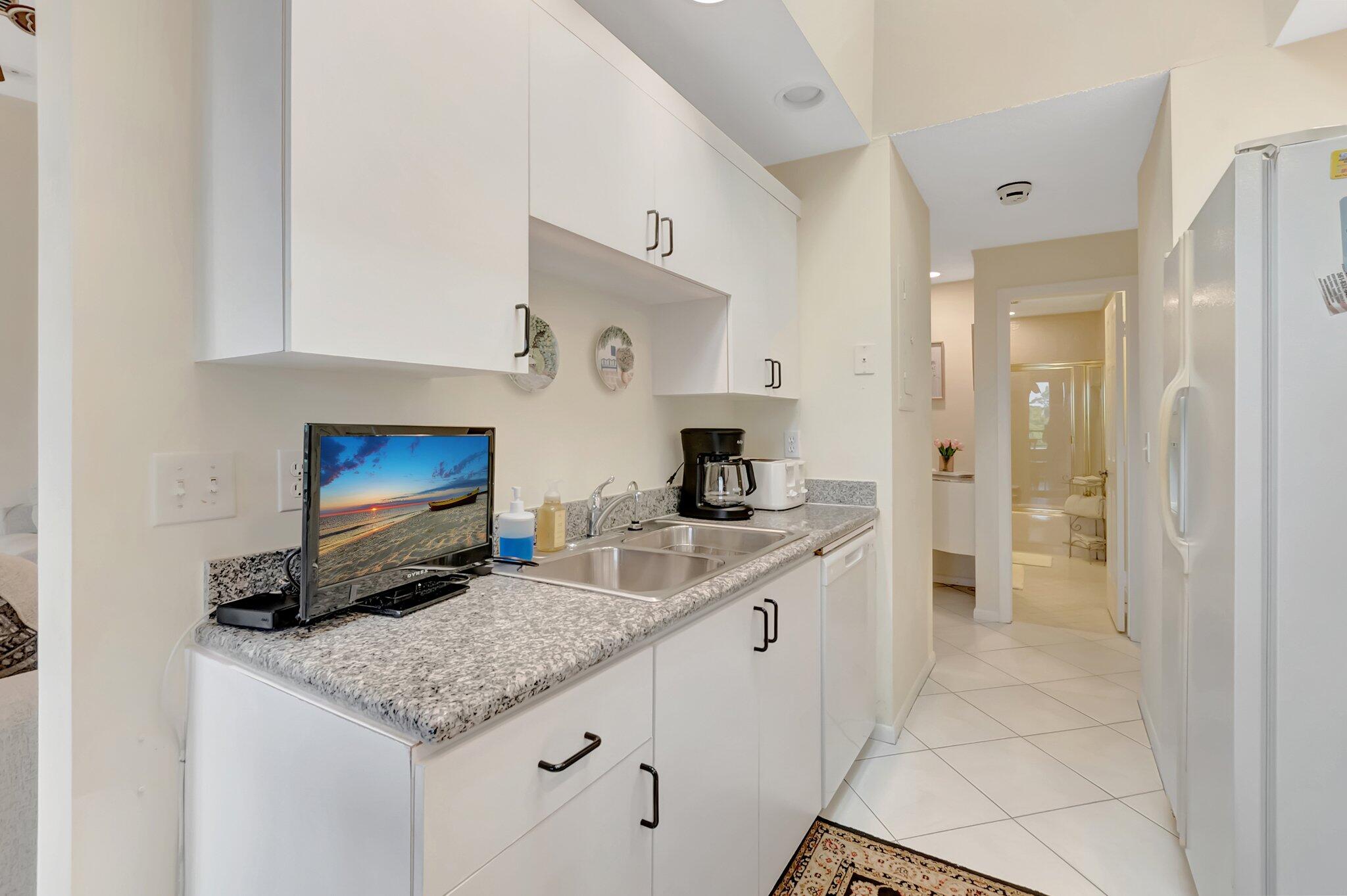 7472 La Paz Boulevard, Unit 302 Boca Raton, FL 33433 - Photo 10 of 36 Kitchen