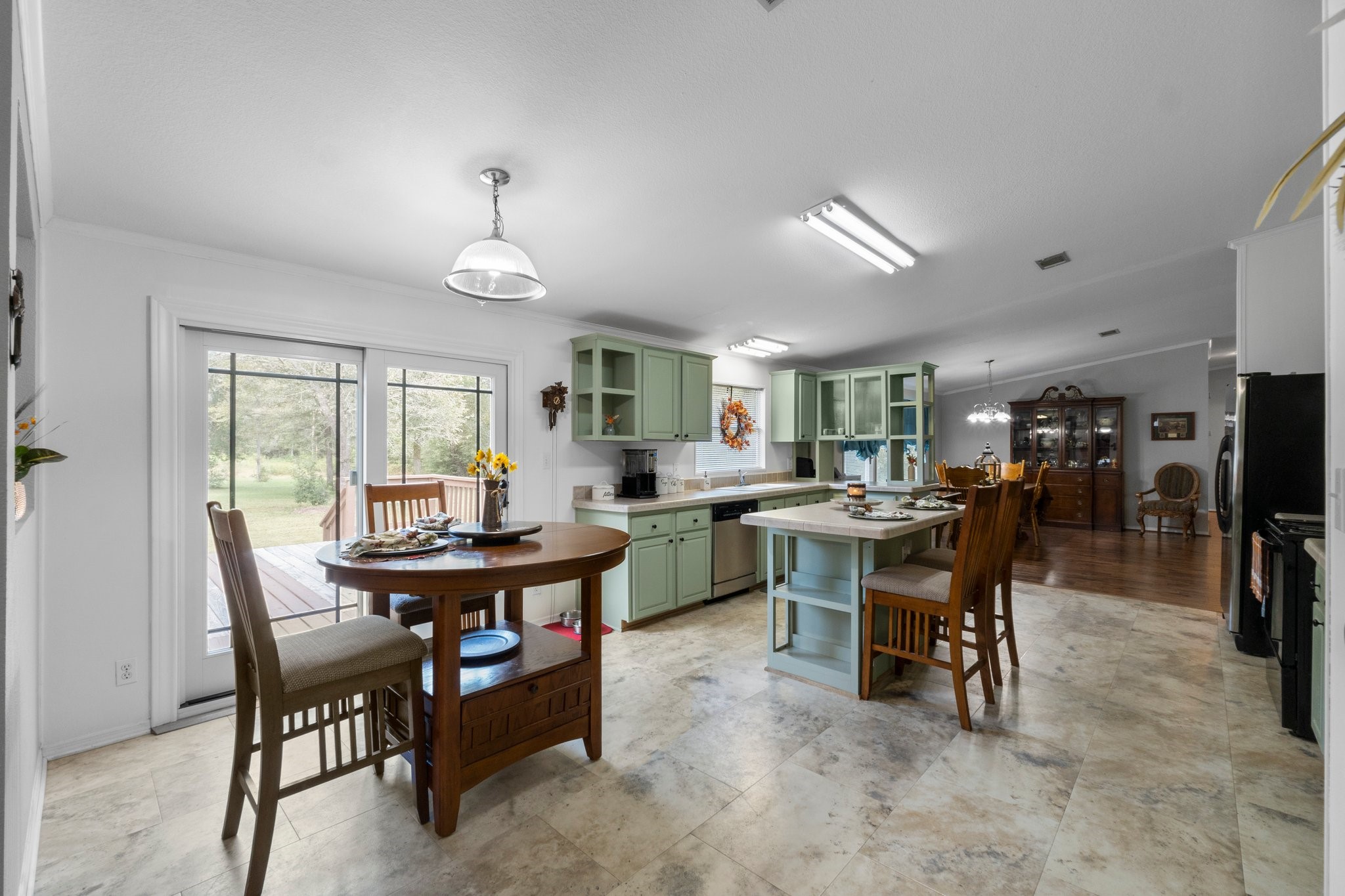 7105 Mt Zion Road New Waverly, TX 77358 - Photo 21 of 42 Additional seating space in the breakfast area and at the island.