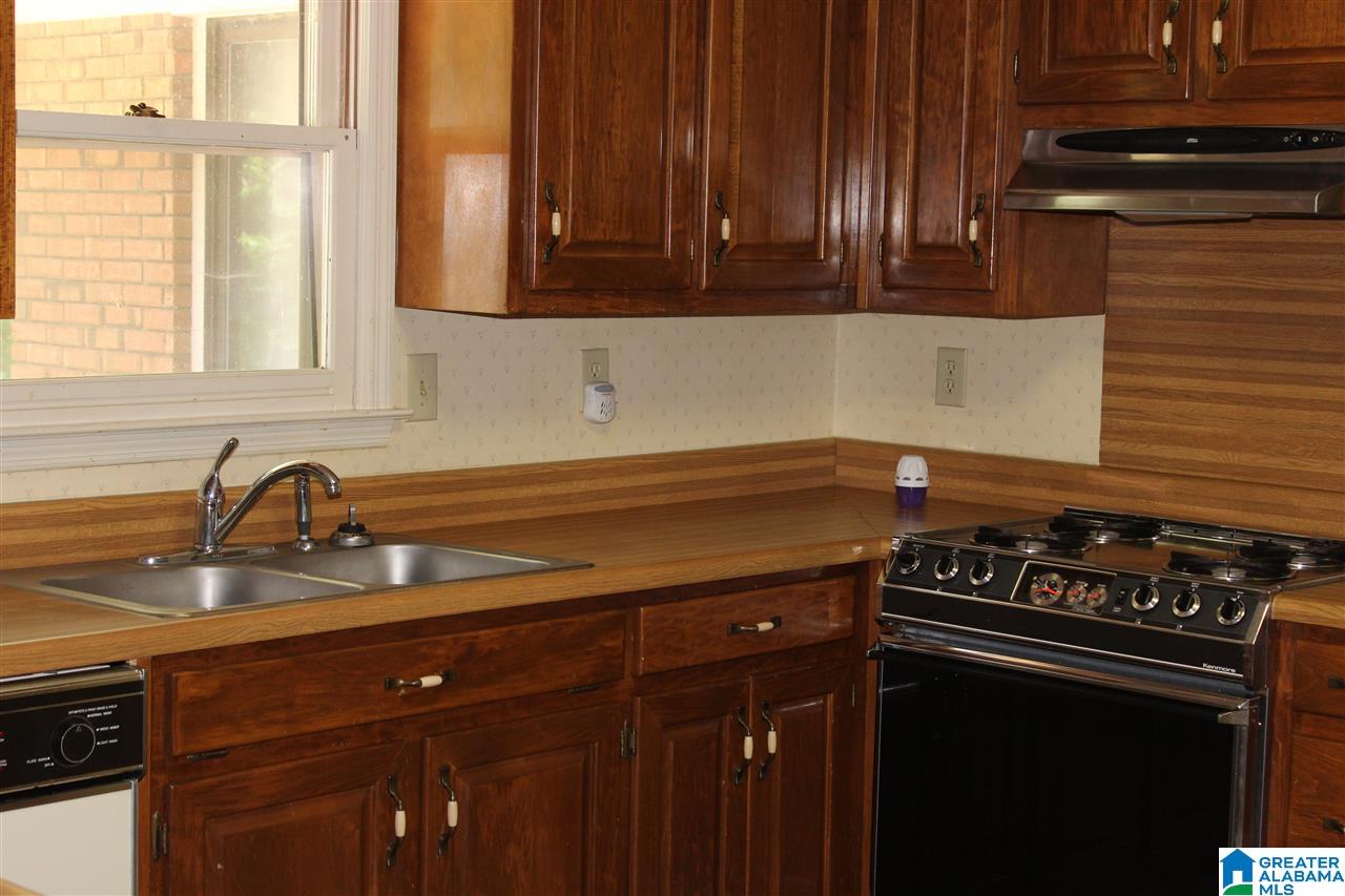 993 Comanche Trail Anniston, AL 36206 - Photo 2 of 47