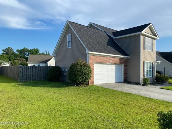 $1,950 | 105 Moonstone Court, Jacksonville, NC 28546