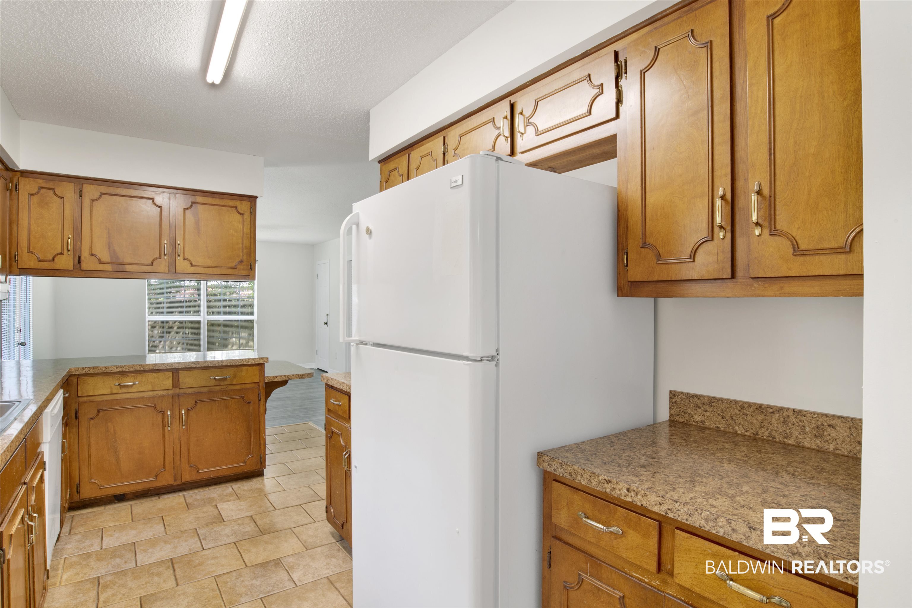 5480 Country Club Boulevard Theodore, AL 36582 - Photo 11 of 36 Kitchen featuring white appliances and a textured ceiling