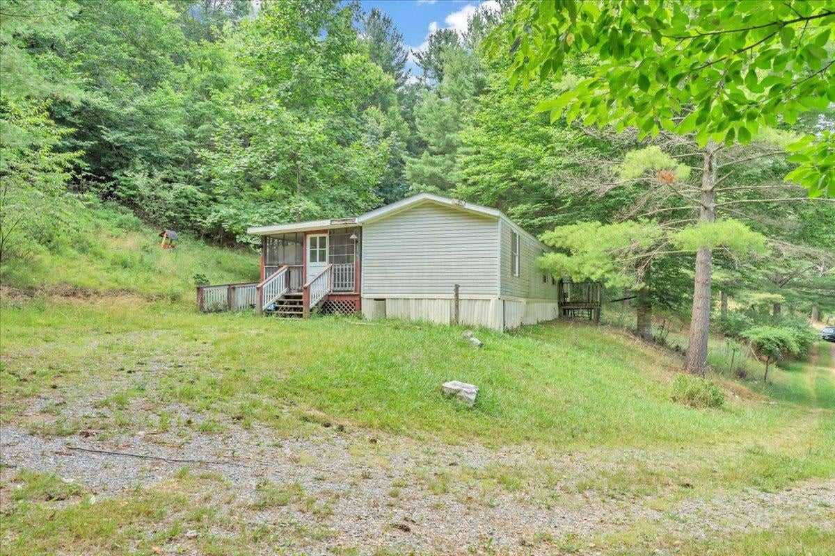 2073 Springdale Road Pearisburg, VA 24134 - Photo 4 of 14 Gallery Image 4