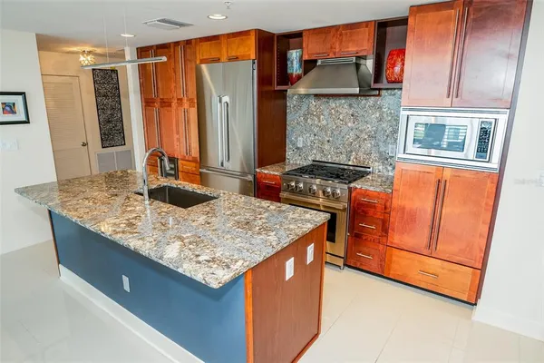 $619,990 | 1120 East Kennedy Boulevard, Unit 1212, Tampa, FL 33602