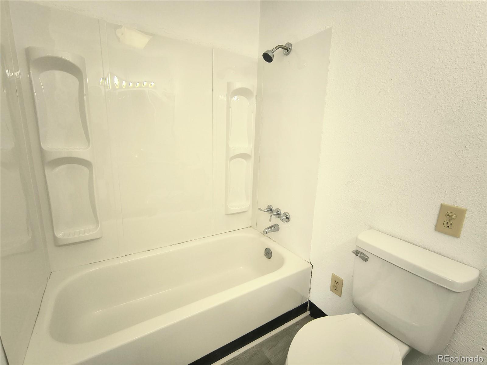 3279 County Rd CC252 Colorado City, CO 81019 - Photo 12 of 22 a bathroom with a toilet and a bathtub