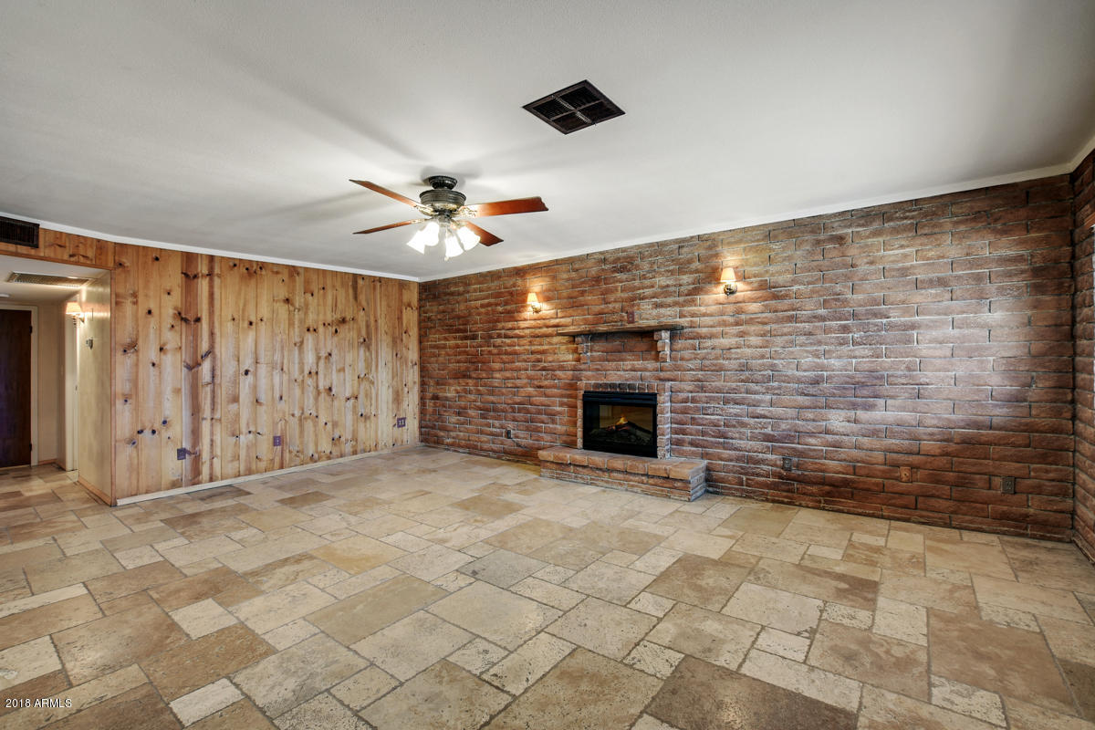 1002 East Maddock Road Phoenix, AZ 85086 - Photo 7 of 49 Living room