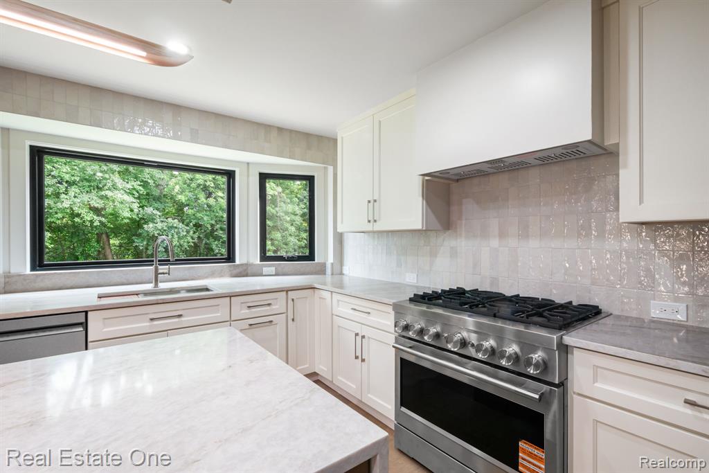 1683 Mark Hopkins Road Bloomfield Hills, MI 48302 - Photo 15 of 44