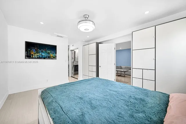 a view of a livingroom with a workspace