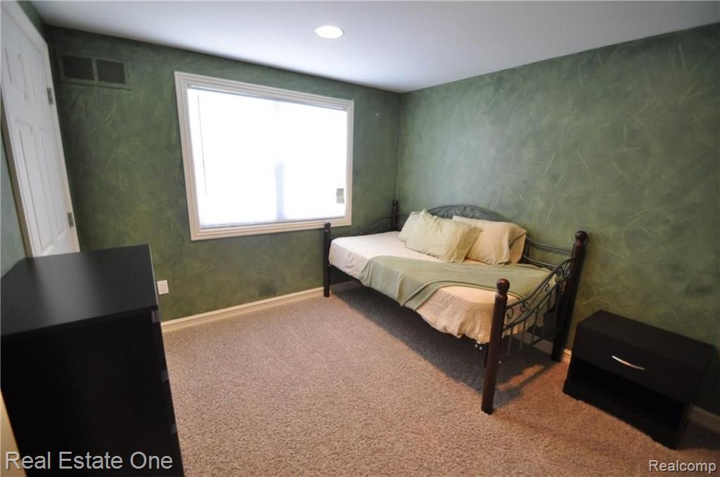 633 Baker Street Rochester Hills, MI 48307 - Photo 21 of 26