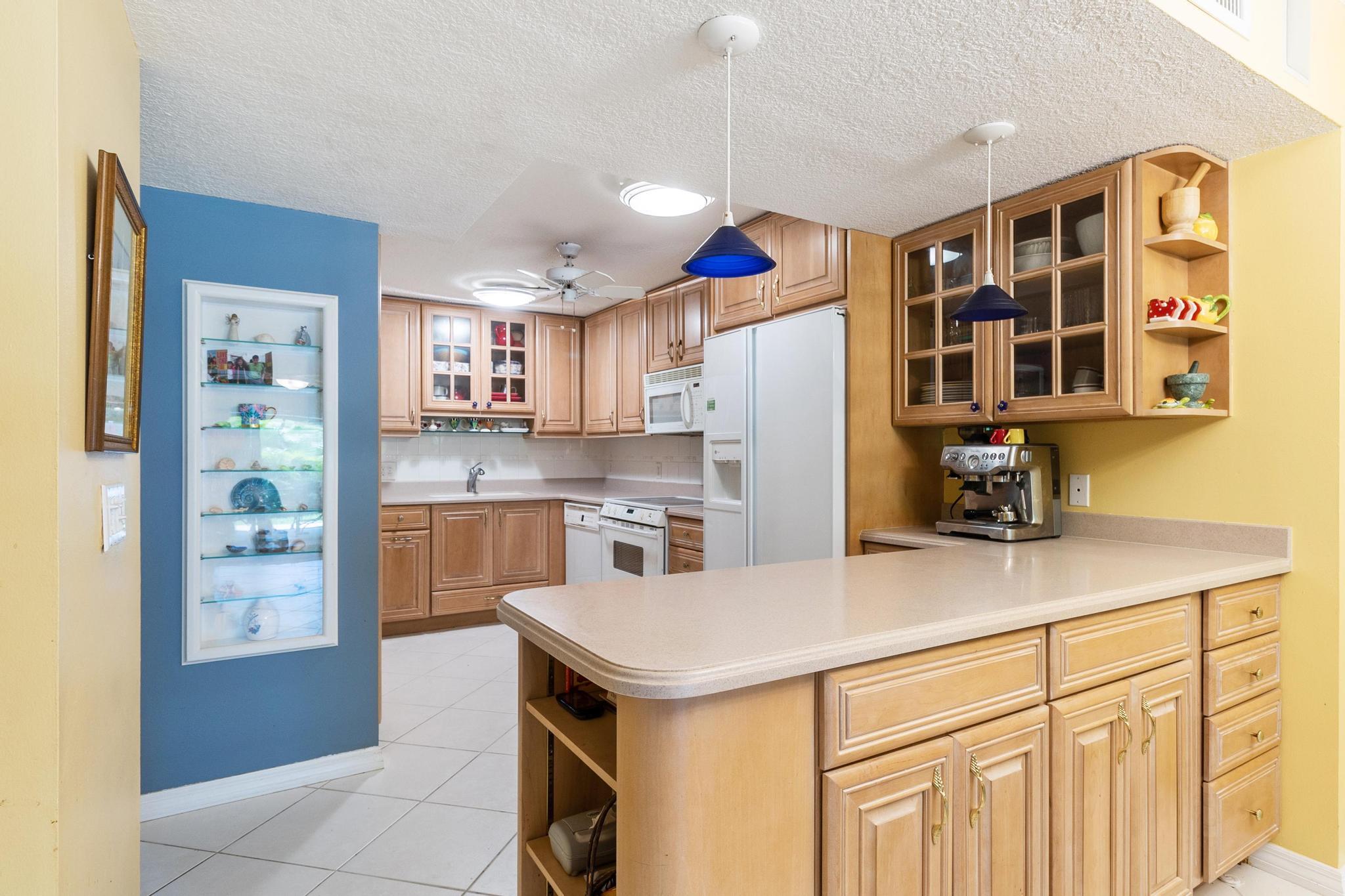 386 Golfview Road, Unit F North Palm Beach, FL 33408 - Photo 6 of 37 CZ4A7891