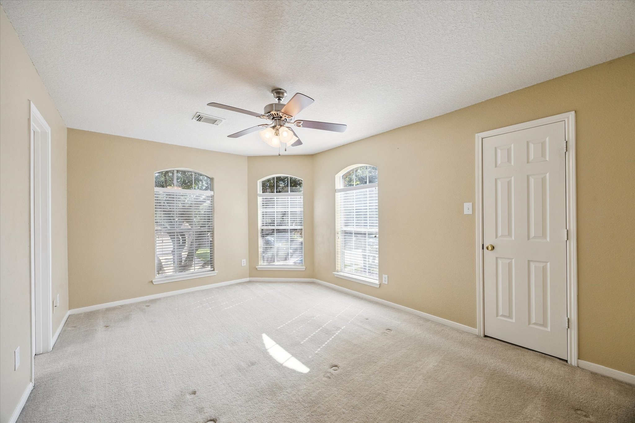 19010 Country Square Drive Houston, TX 77084 - Photo 17 of 23 an empty room with windows and closet