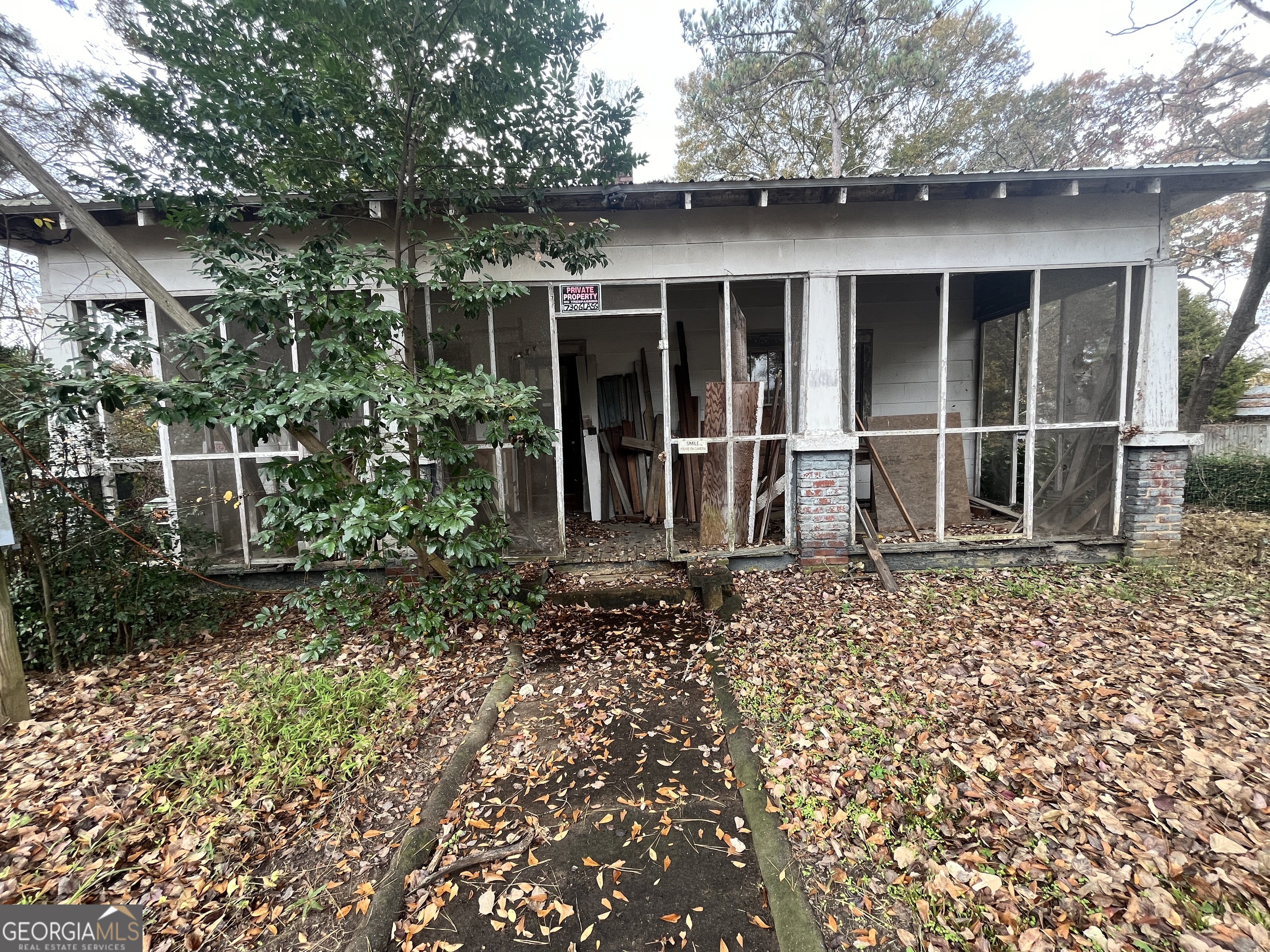 730 Glass Street Northwest Atlanta, GA 30318 - Photo 13 of 50 a backyard of a house with lots of green space
