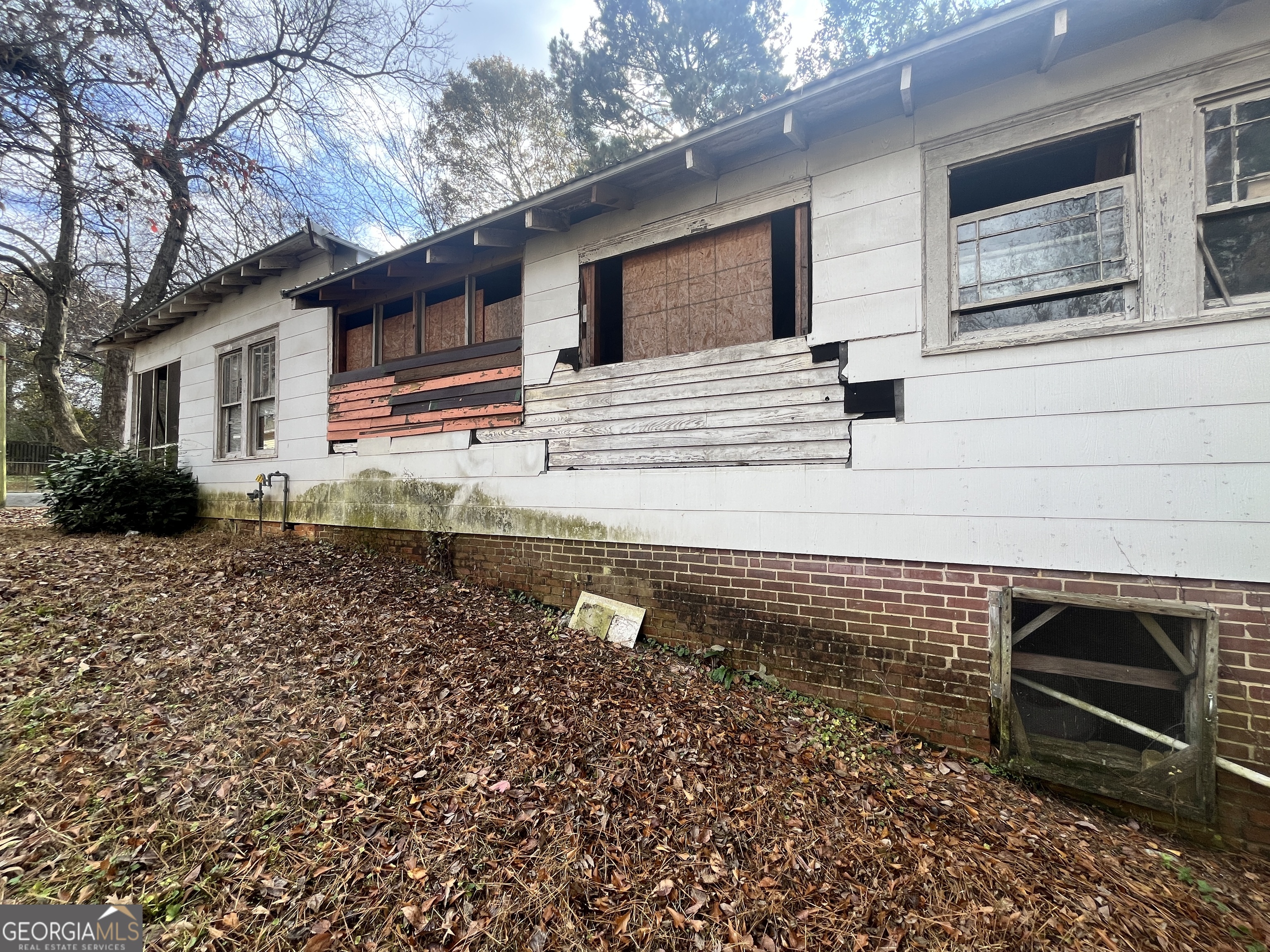 730 Glass Street Northwest Atlanta, GA 30318 - Photo 4 of 50 a backyard of a house with lots of green space