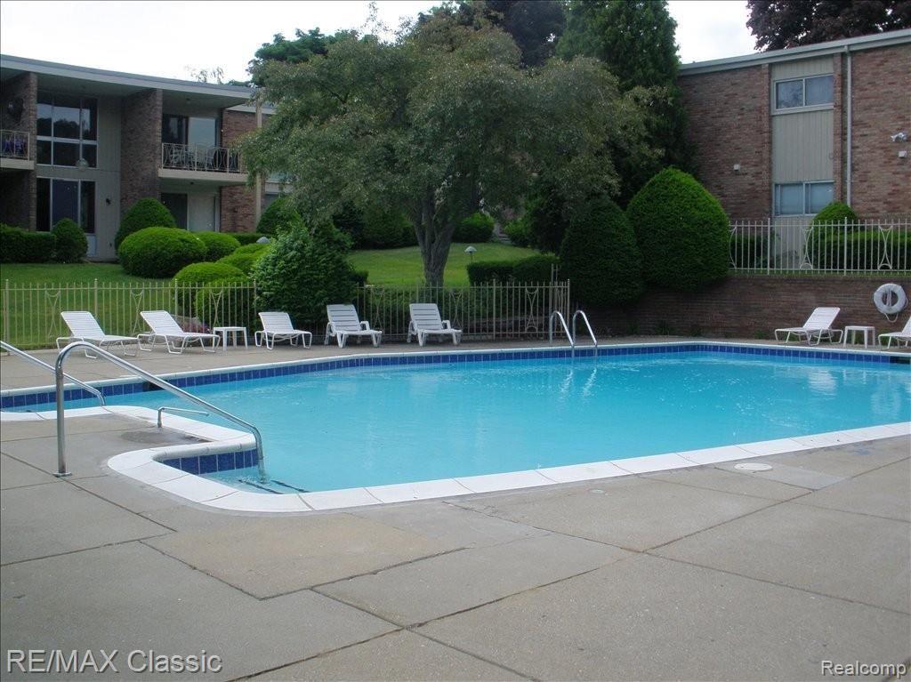 4049 West Maple Road, Unit 102 Bloomfield Hills, MI 48301 - Photo 9 of 10 Pool