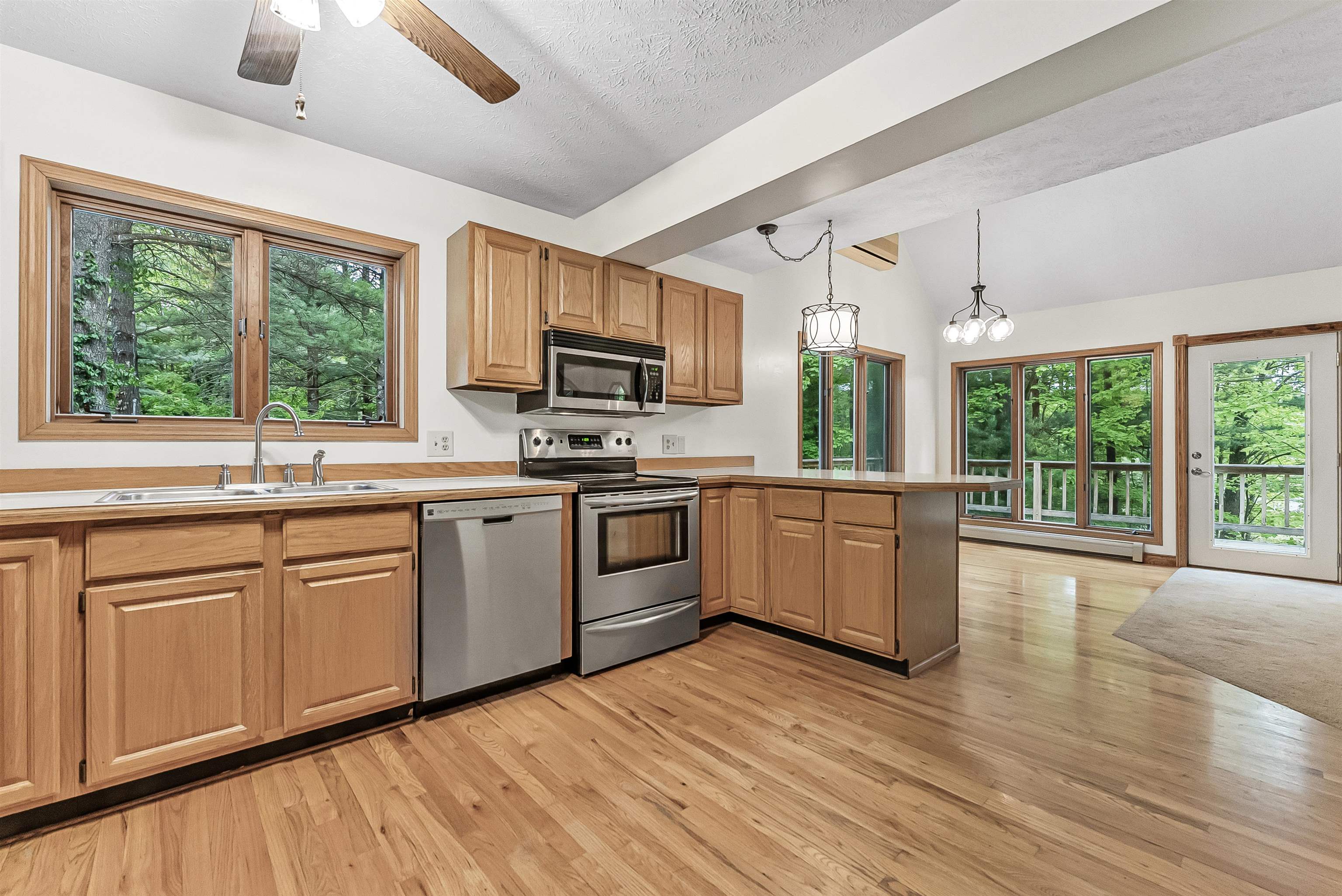 9926 North Long Lake Road Traverse City, MI 49685 - Photo 9 of 35 1934714-bf090600-c678-4e9d-857d-04af85ca20b4.JPG