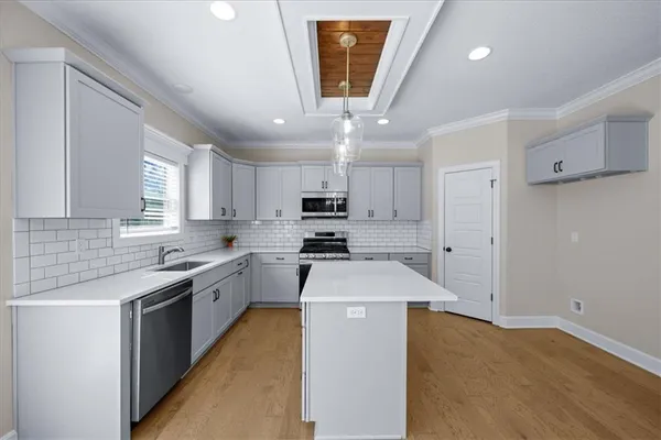 $430,000 | 6809 Prairie Lane, Parkville, MO 64152