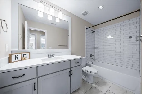 $430,000 | 6809 Prairie Lane, Parkville, MO 64152